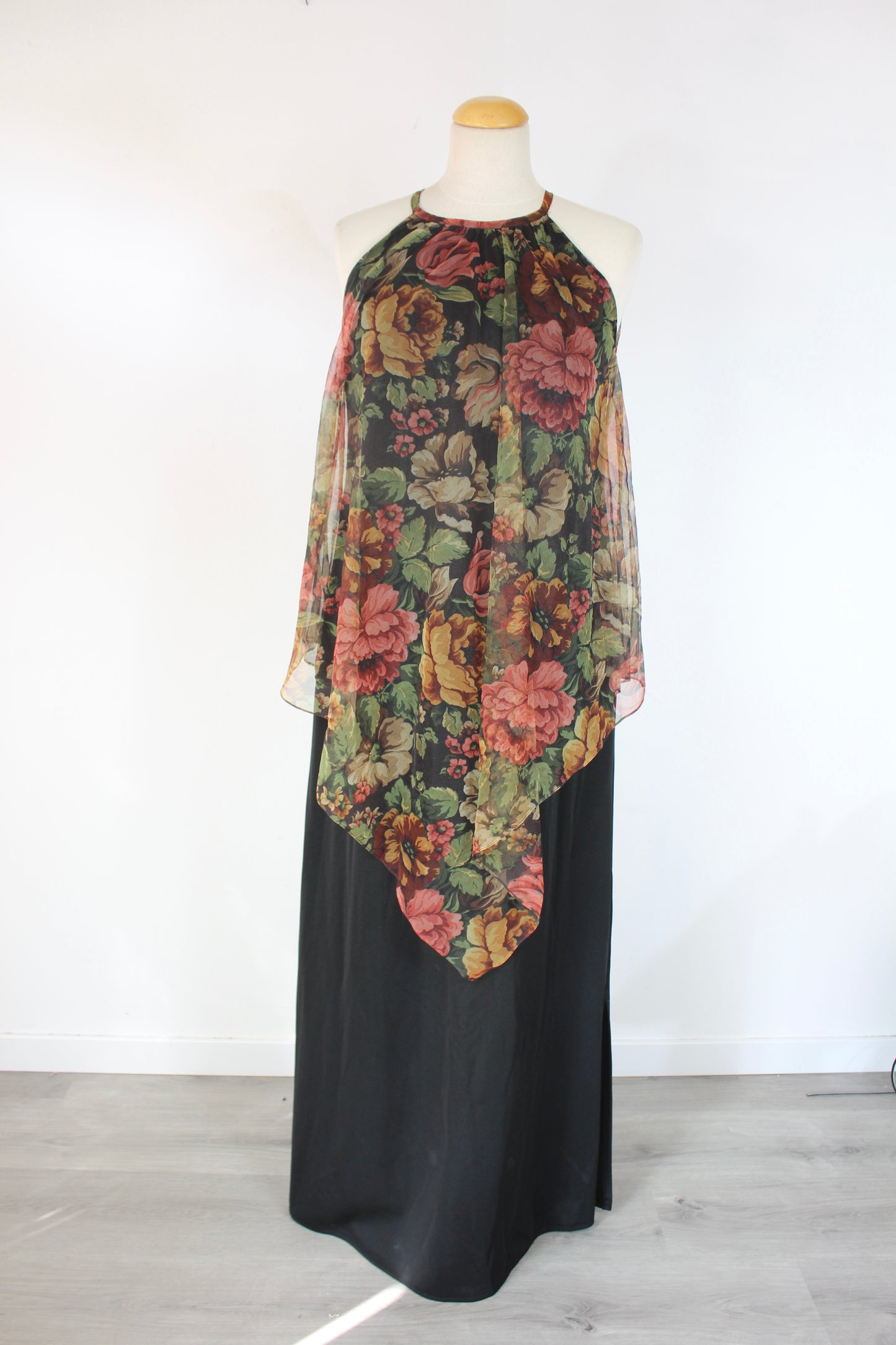 Robe vintage longue noire à voile fleuri ras de cou