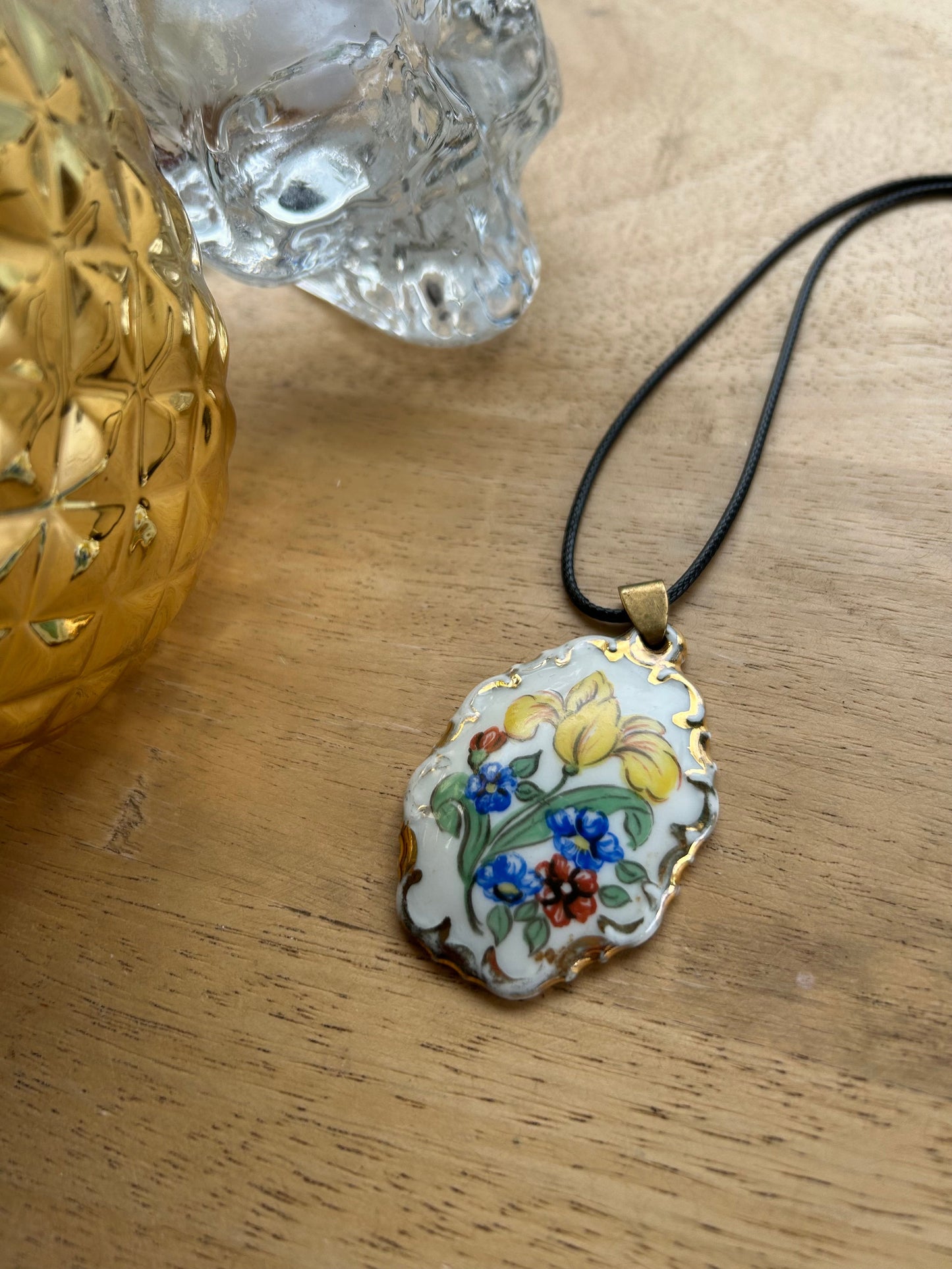 Pendentif ancien porcelaine fleurs peintes la friperie vintage 25