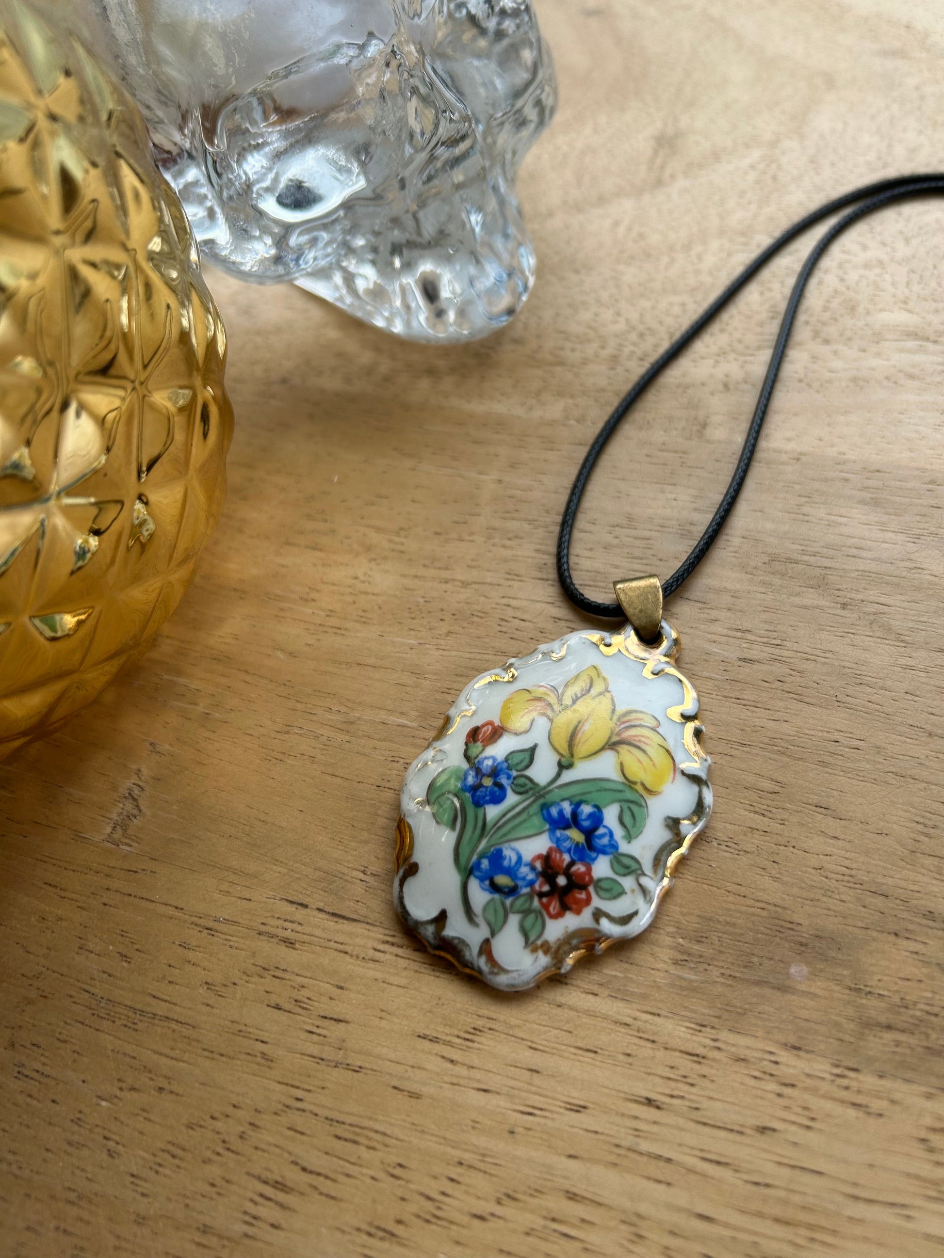 Pendentif ancien porcelaine fleurs peintes la friperie vintage 25