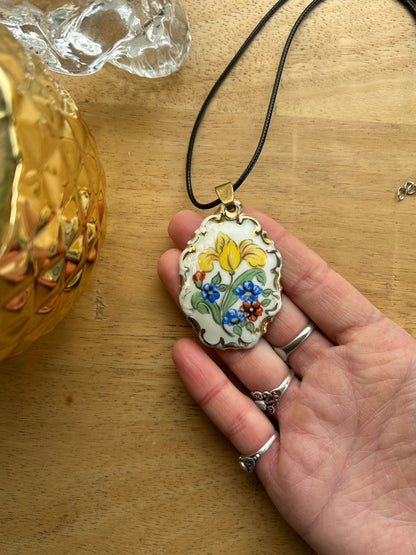 Pendentif ancien porcelaine fleurs peintes la friperie vintage 25