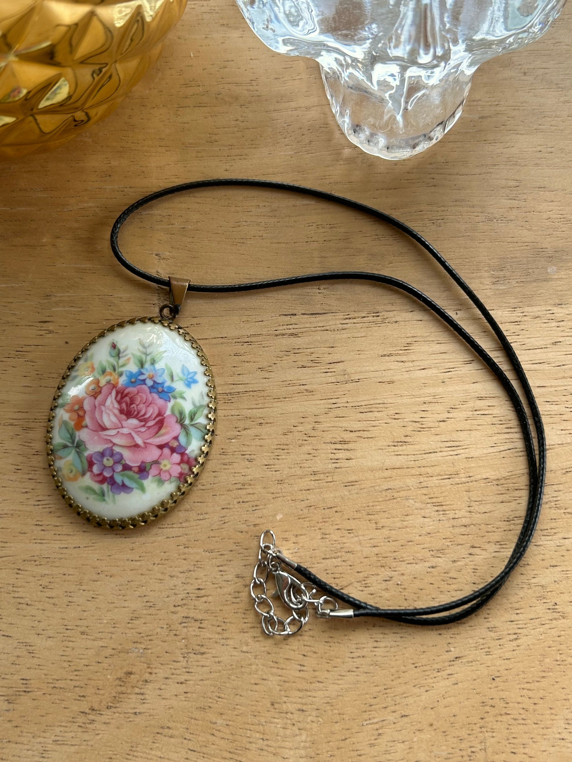 Pendentif ancien porcelaine de Limoges fleurs peintes la friperie vintage 25