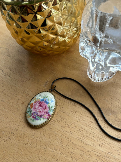 Pendentif ancien porcelaine de Limoges fleurs peintes la friperie vintage 25