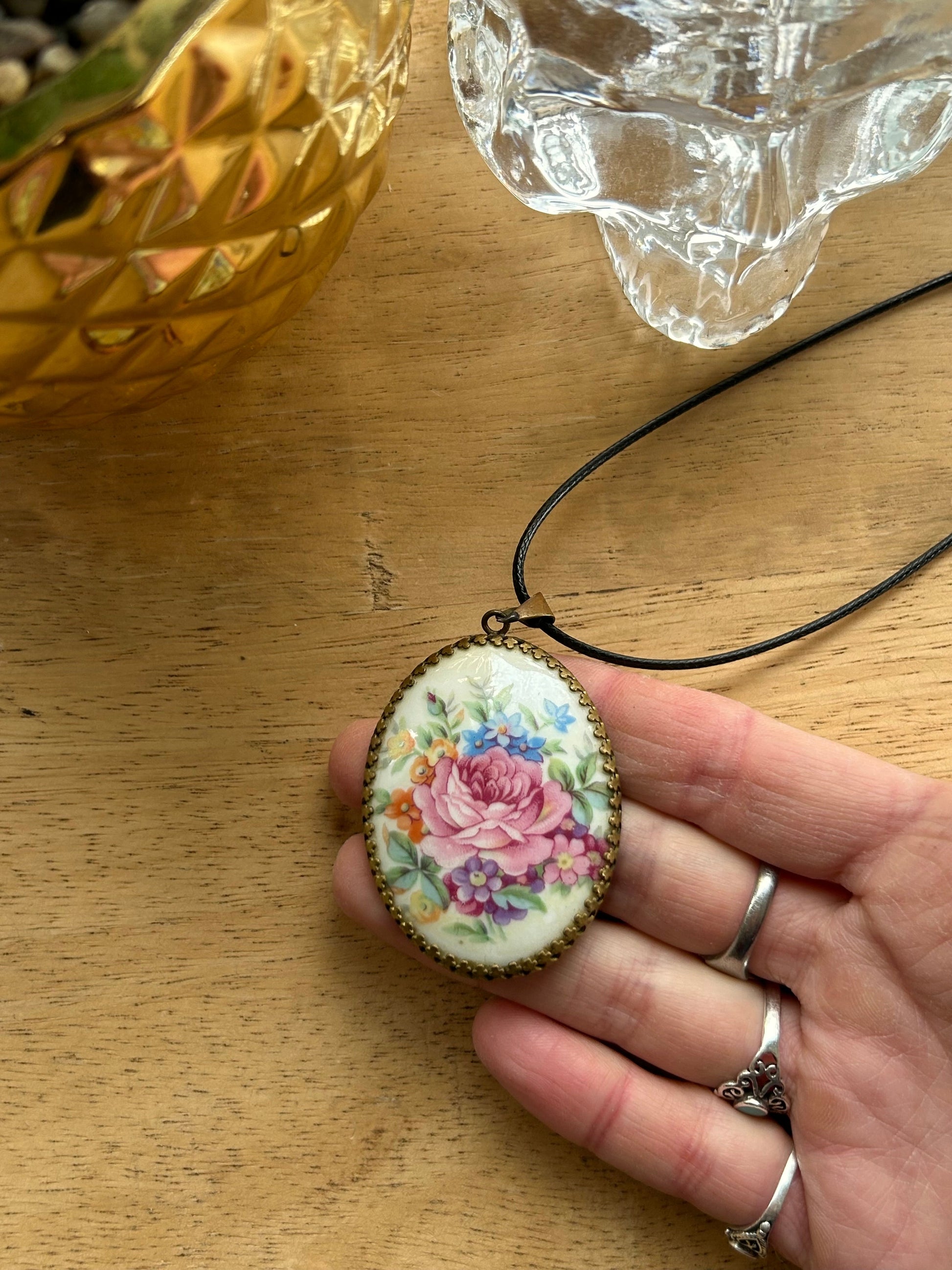 Pendentif ancien porcelaine de Limoges fleurs peintes la friperie vintage 25