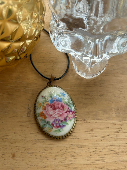 Pendentif ancien porcelaine de Limoges fleurs peintes la friperie vintage 25