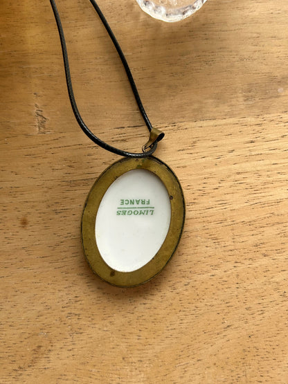 Pendentif ancien porcelaine de Limoges fleurs peintes la friperie vintage 25