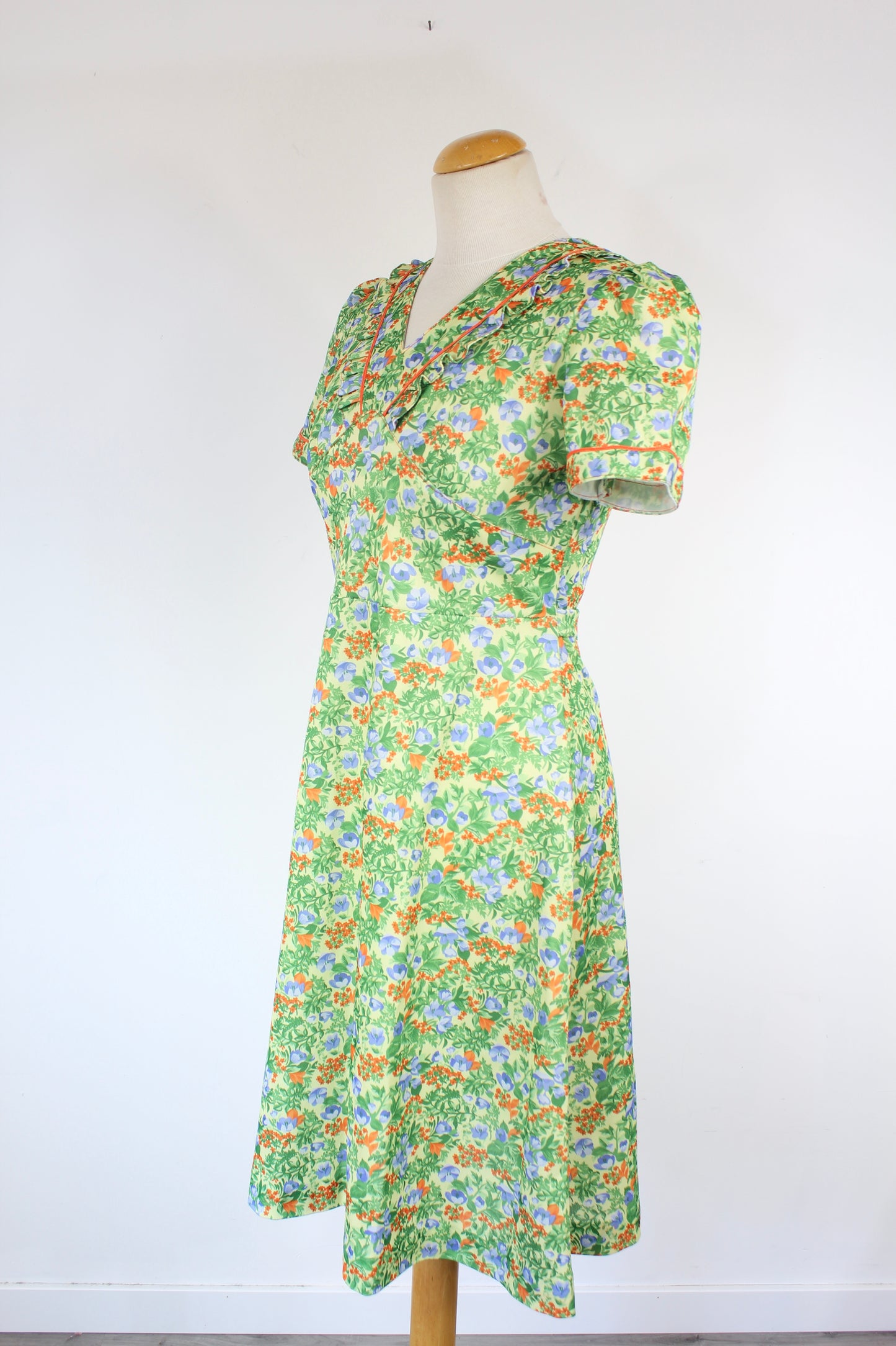 Robe vintage à motifs fleuris vert et orange manches courtes