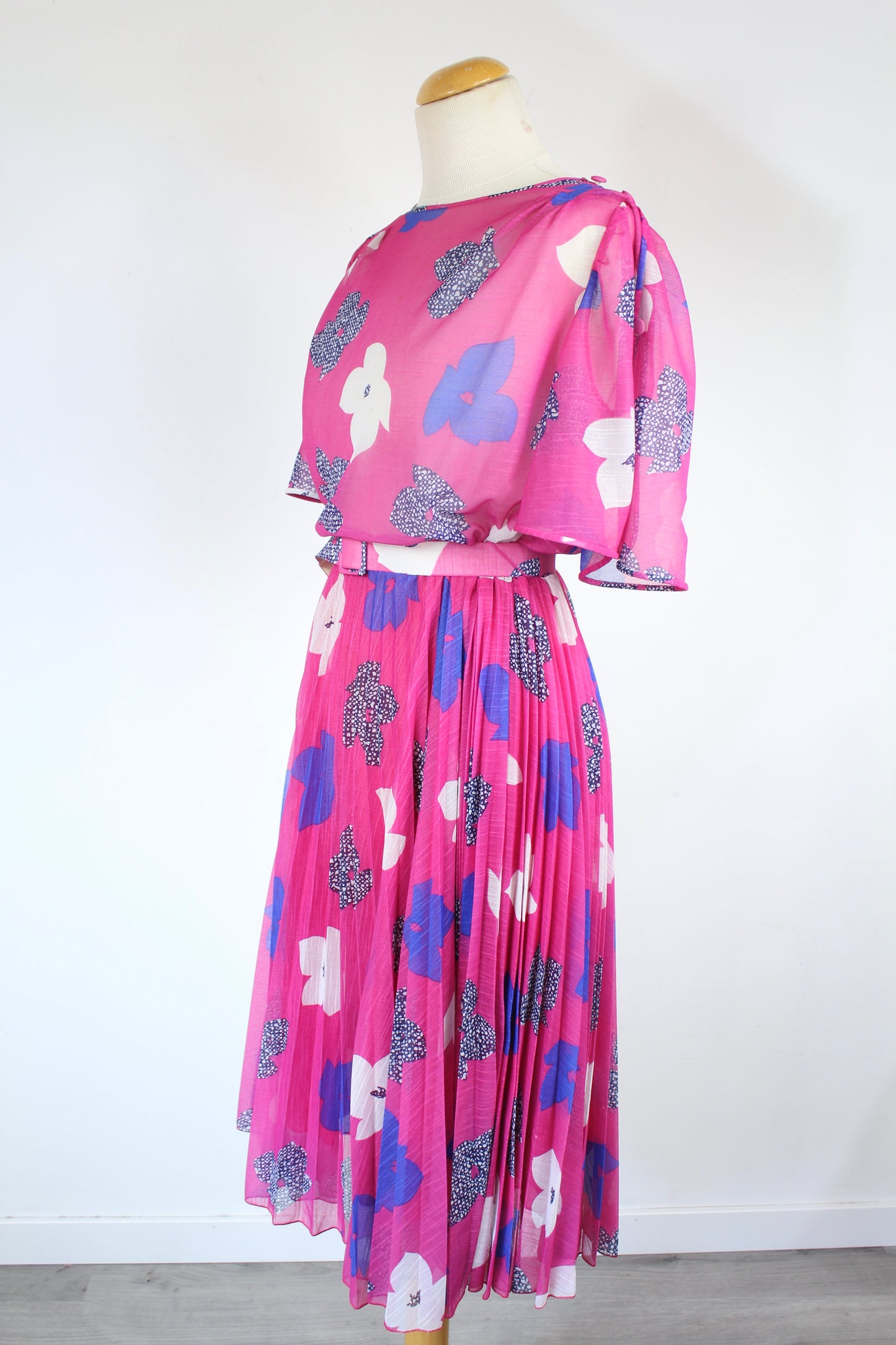 Robe plissée vintage rose à motifs fleurs manches courtes