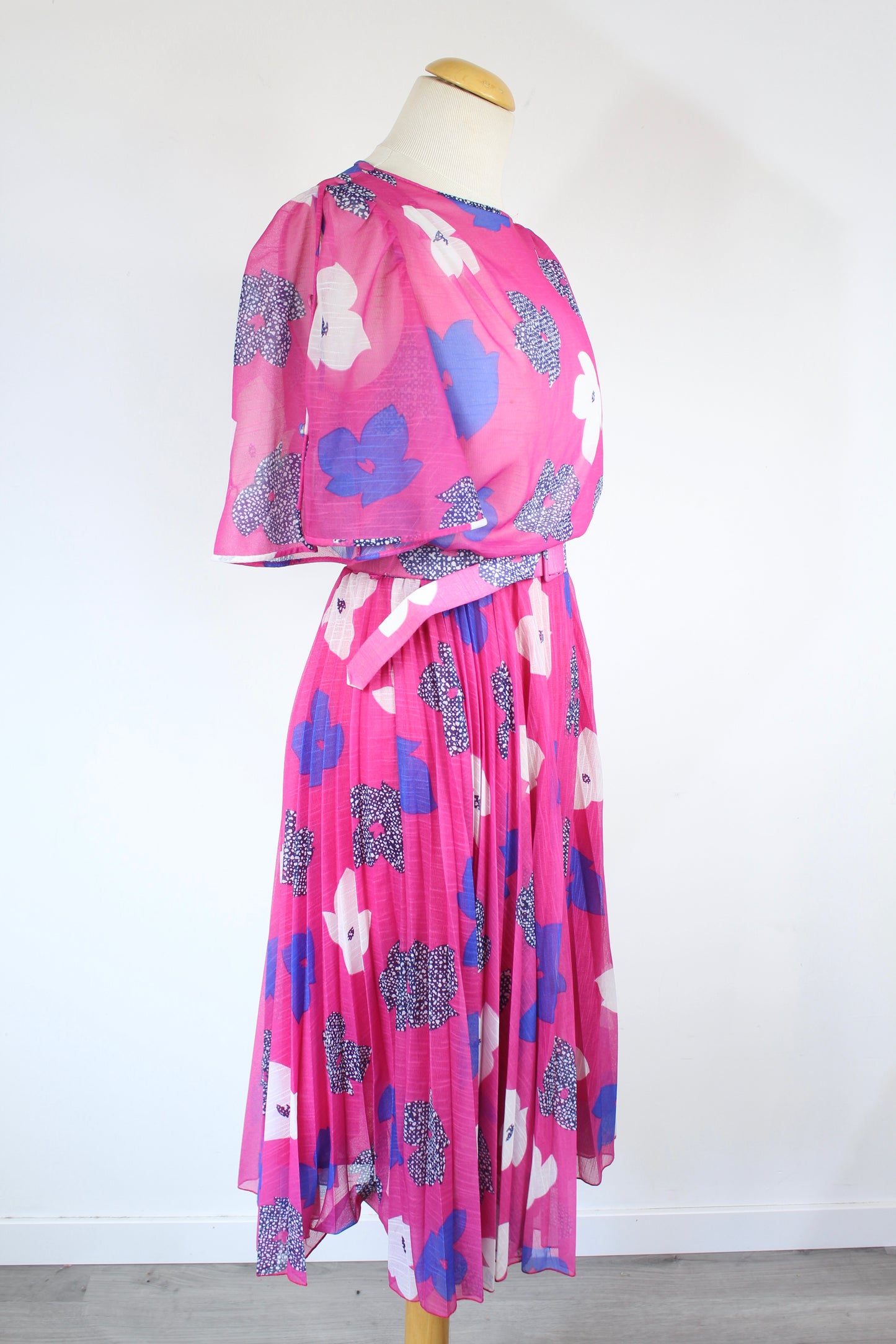 Robe plissée vintage rose à motifs fleurs manches courtes