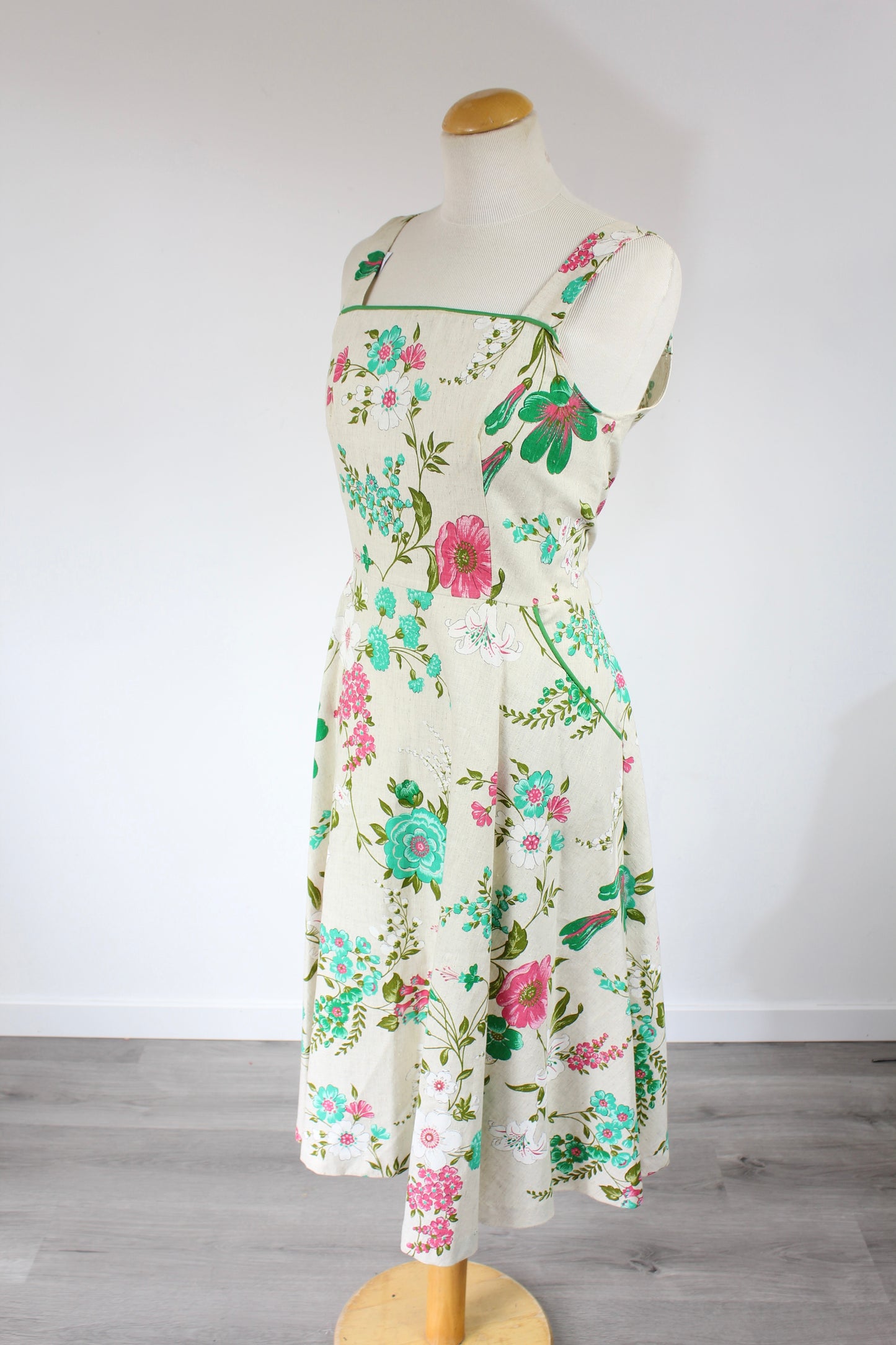 Robe vintage écru à motifs fleurs sauvages vertes et rose lin coton