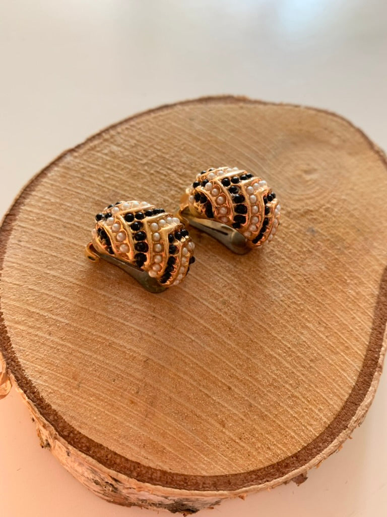 Boucles d'oreilles clips vintage dorées perles noires et blanches