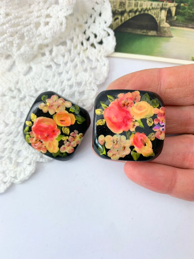Boucles d'oreille vintage clips peinture fleurs rose sur carré noir russe