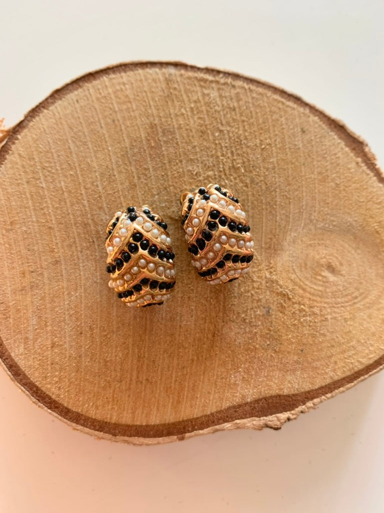 Boucles d'oreilles clips vintage dorées perles noires et blanches
