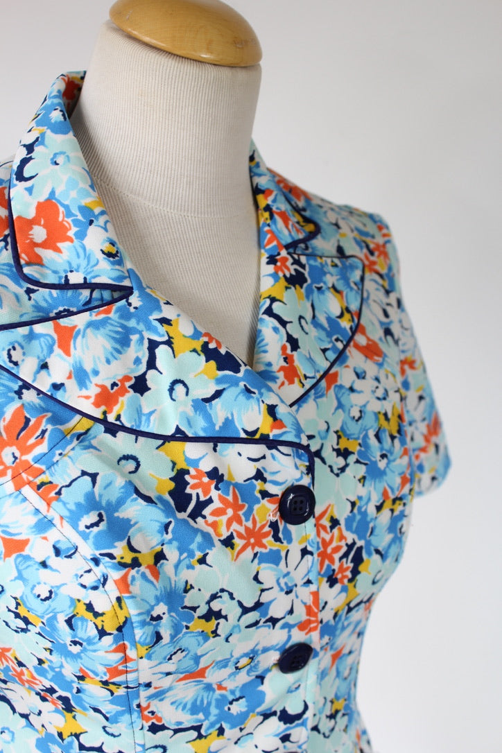 Chemisier vintage manches courtes motifs fleurs bleu orange et poches