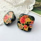 Boucles d'oreille vintage clips peinture fleurs rose sur carré noir russe