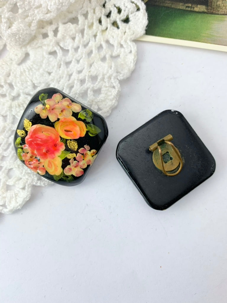 Boucles d'oreille vintage clips peinture fleurs rose sur carré noir russe