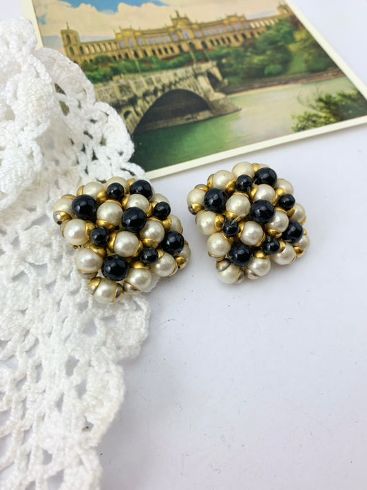 Boucles d'oreille vintage clips carré de perles blanches et noires