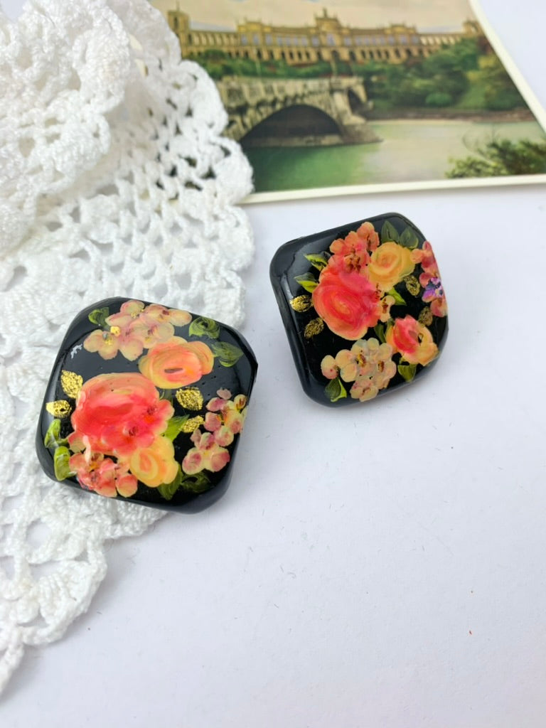 Boucles d'oreille vintage clips peinture fleurs rose sur carré noir russe