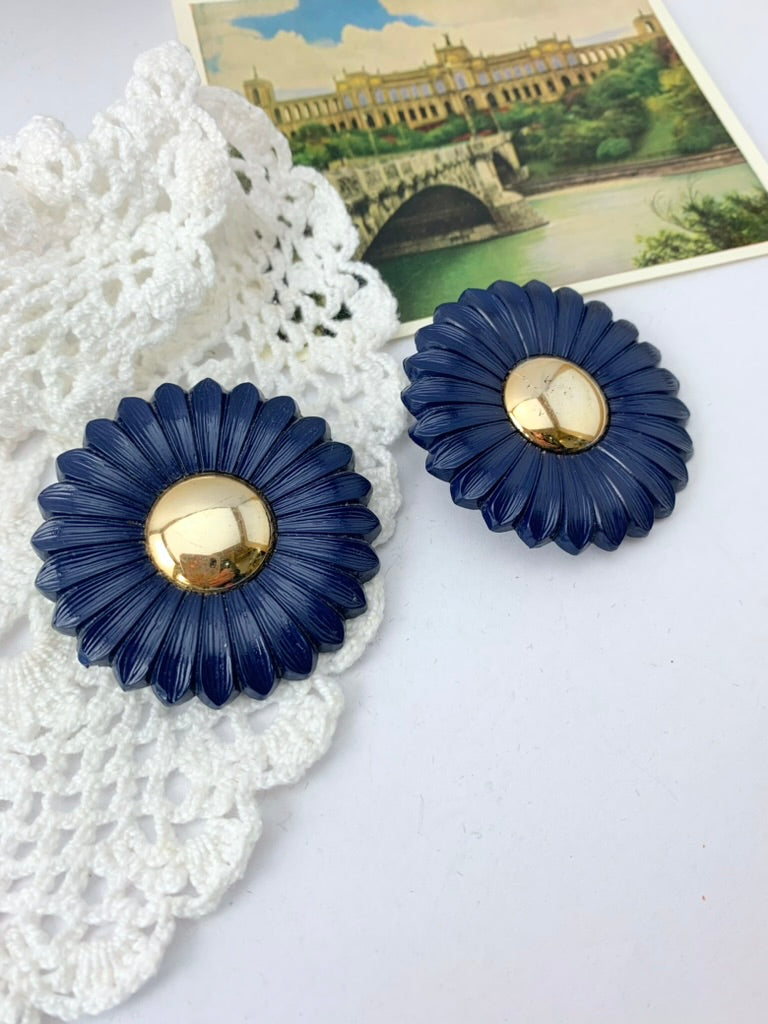 Boucles d'oreille clips vintage plastique pâquerette bleu et or