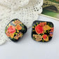 Boucles d'oreille vintage clips peinture fleurs rose sur carré noir russe