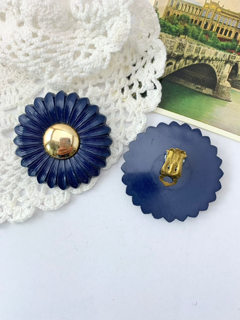 Boucles d'oreille clips vintage plastique pâquerette bleu et or