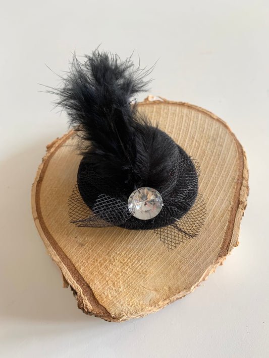 Pince à cheveux vintage chapeau noir et plume La friperie vintage