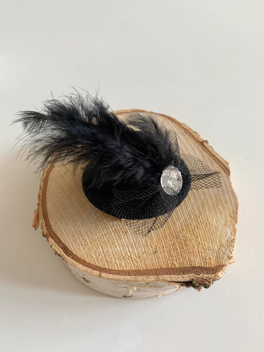 Pince à cheveux vintage chapeau noir et plume La friperie vintage