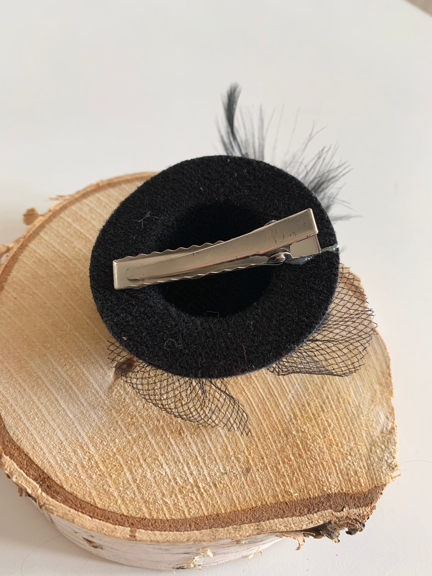 Pince à cheveux vintage chapeau noir et plume La friperie vintage