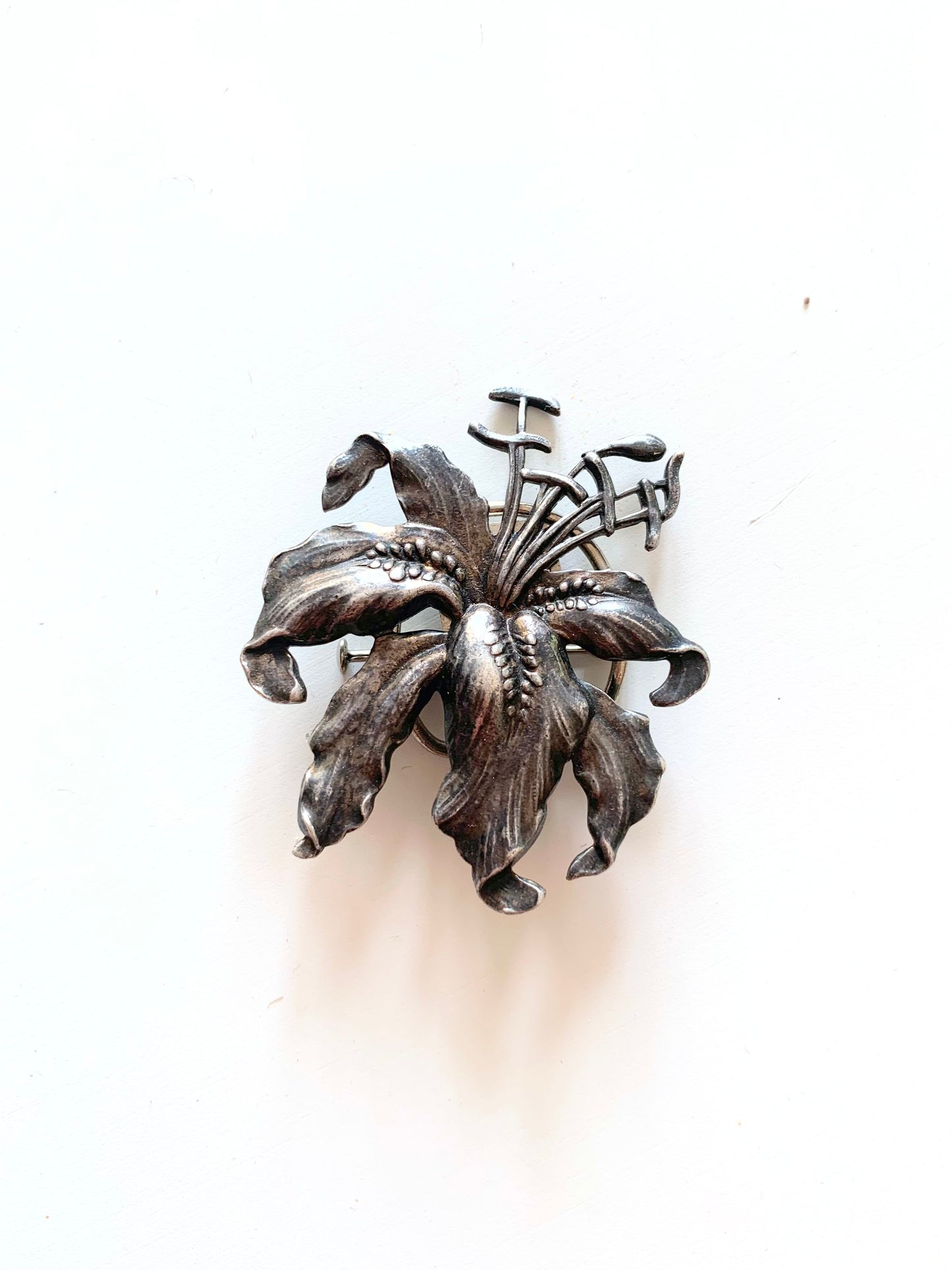 Broche ancienne Fleur de Lys métal argenté