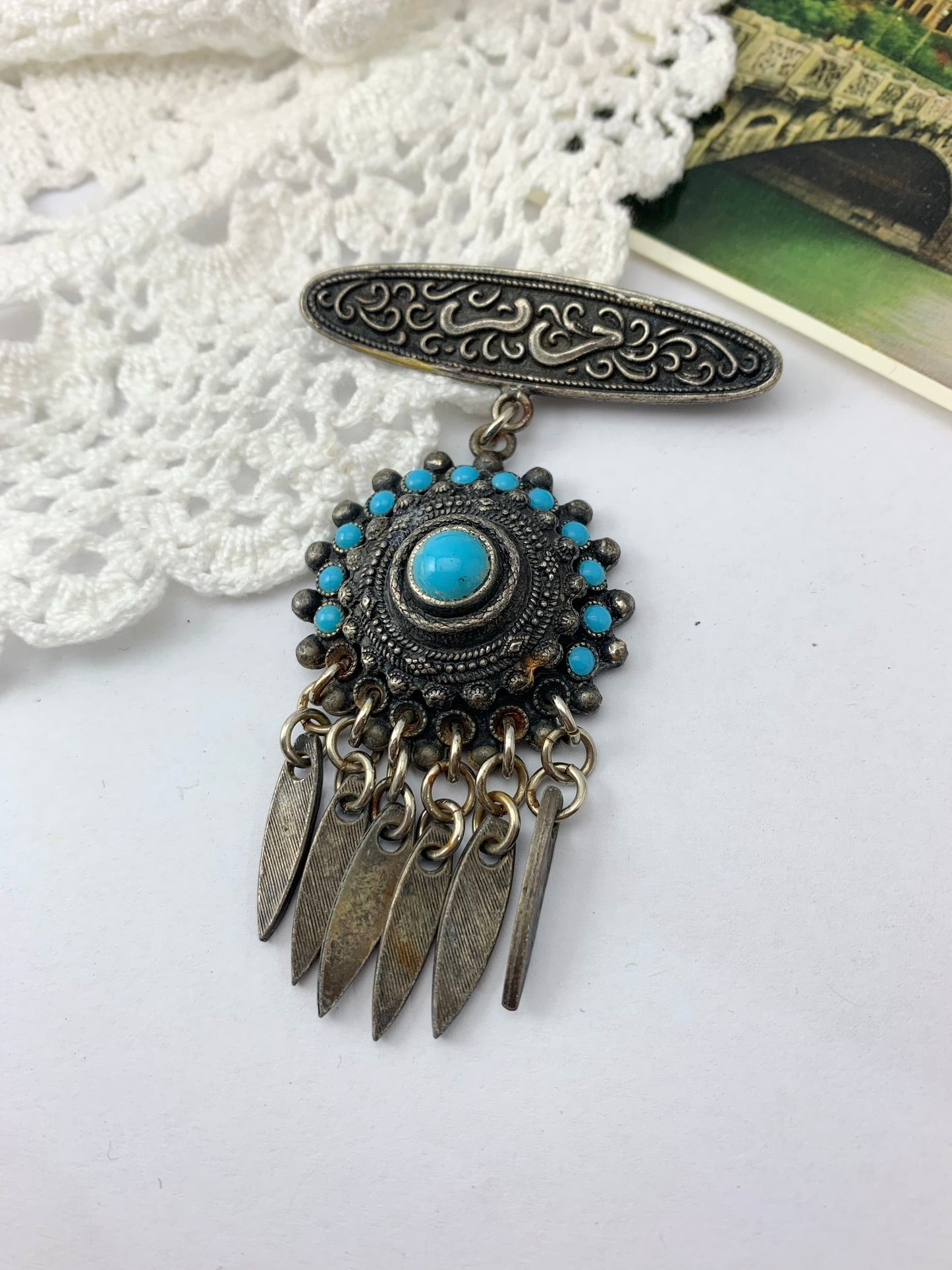Broche ancienne ethnique métal argenté turquoise pampilles