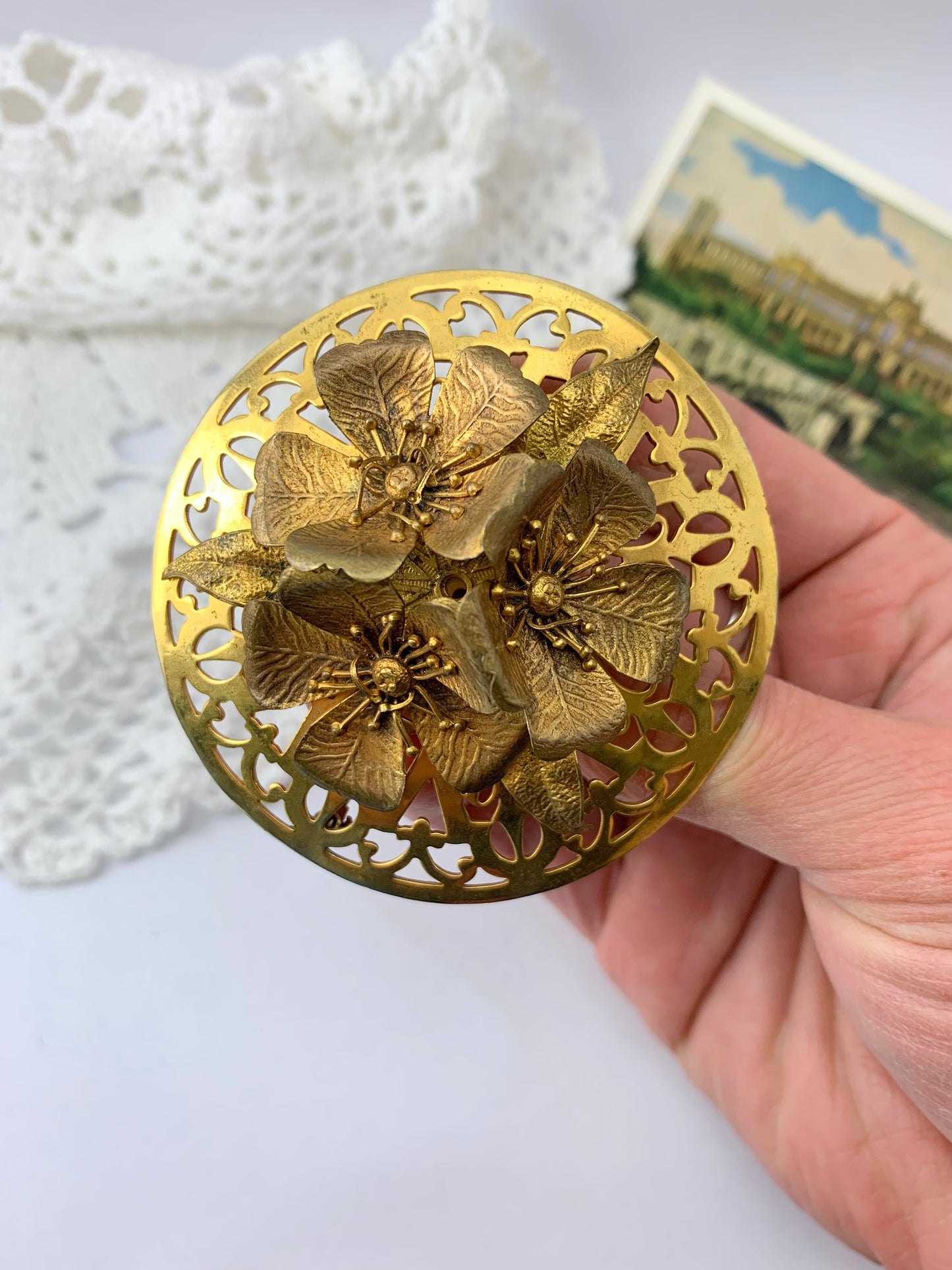Broche ancienne ronde dentelle métal doré et fleurs décoratives