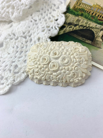 Broche ancienne bois blanc sculpté de fleurs