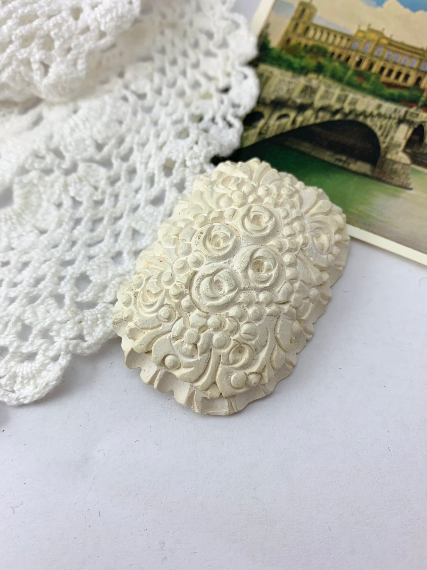 Broche ancienne bois blanc sculpté de fleurs