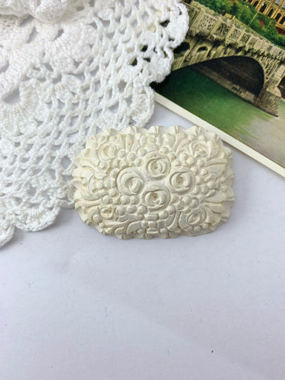 Broche ancienne bois blanc sculpté de fleurs la friperie vintage 25