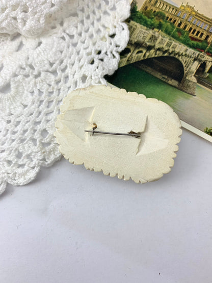 Broche ancienne bois blanc sculpté de fleurs