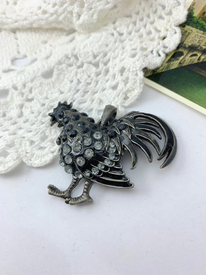 Pendentif coq métal argenté émaillé et strass noir gris la friperie vintage 25