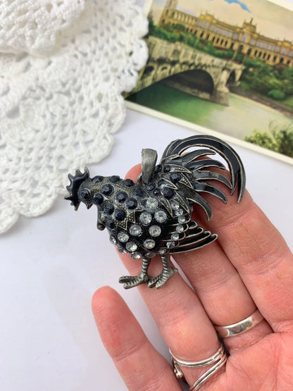 Pendentif coq métal argenté émaillé et strass noir gris la friperie vintage 25