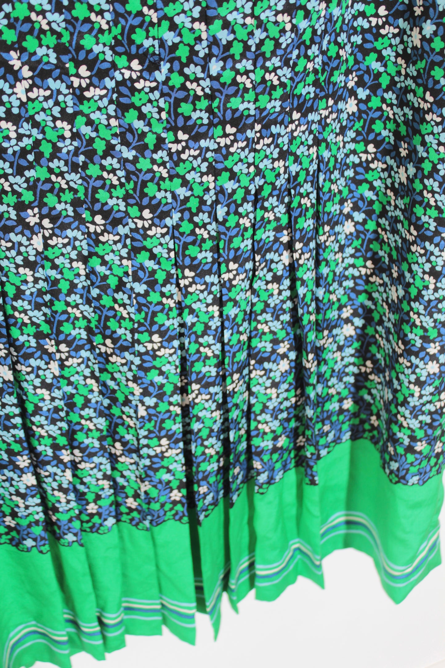 Robe longue vintage fleurs vertes et bleues plissée