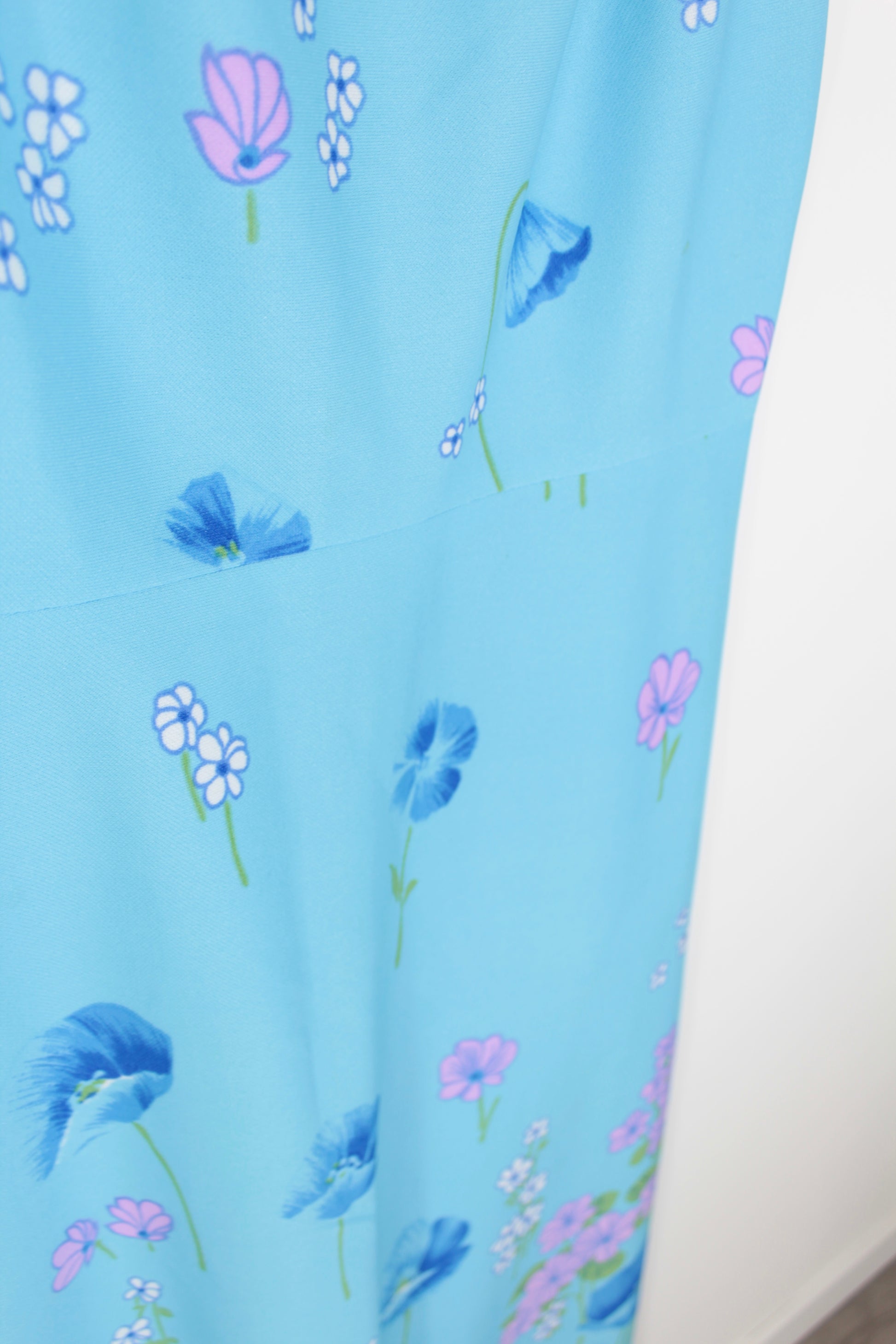 Robe longue vintage bleu ciel motifs fleurs années 70 la friperie vintage 25