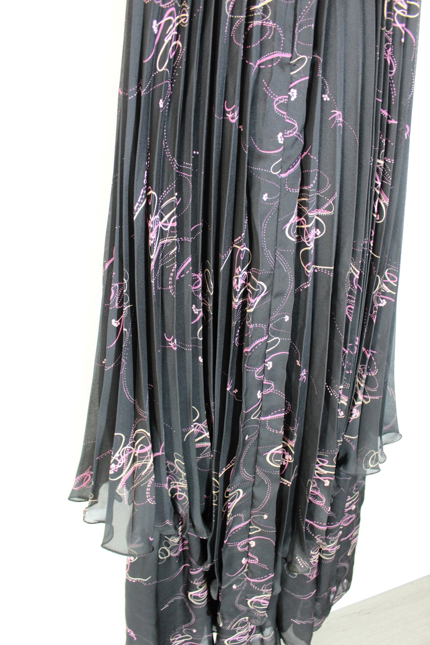 Robe vintage longue noire plissée motifs mauves France