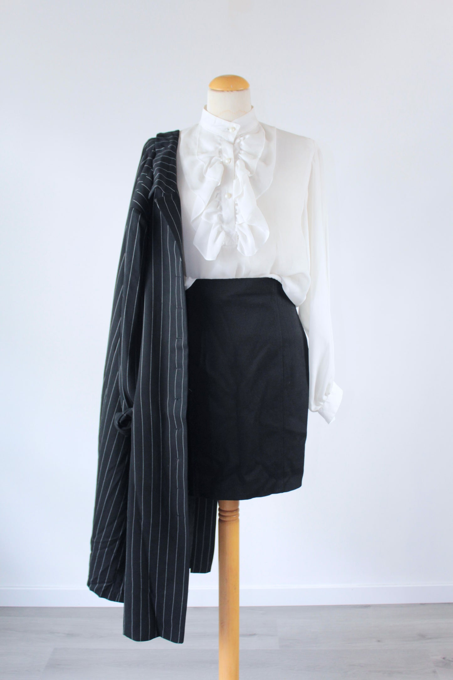 Veste longue vintage noire à rayures blanches cape