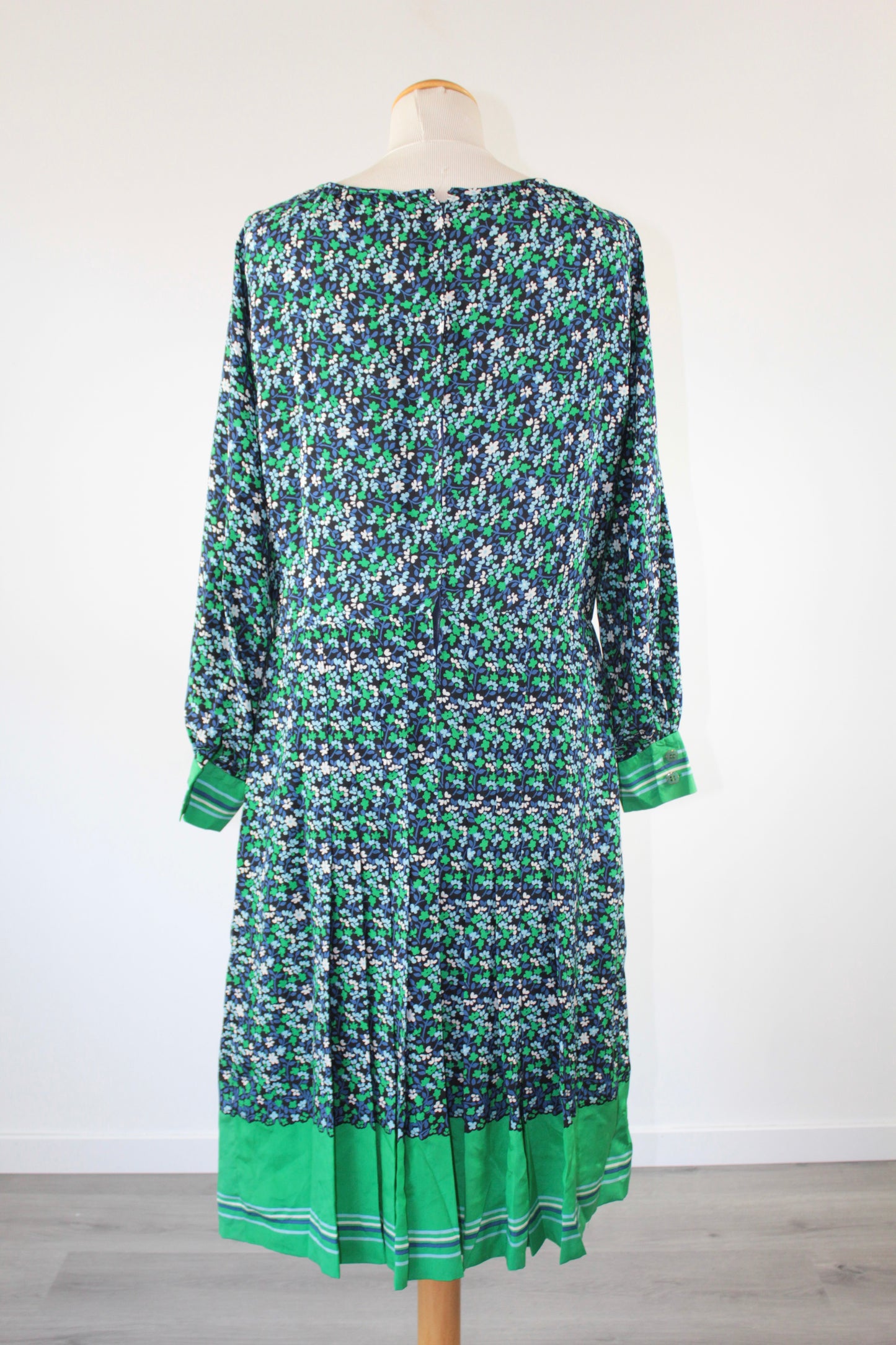 Robe longue vintage fleurs vertes et bleues plissée