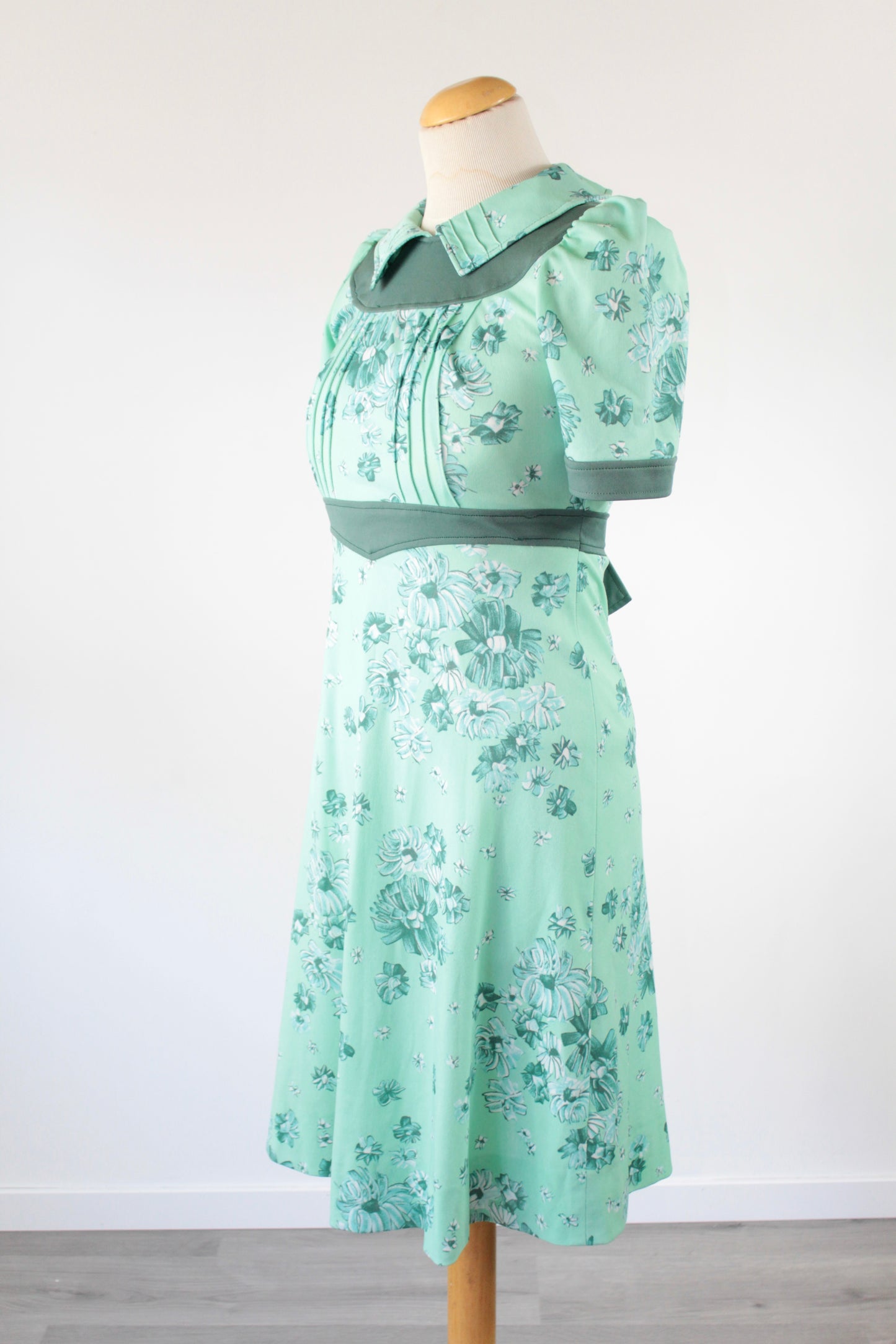 Robe vintage verte manches courtes motifs fleurs années 70