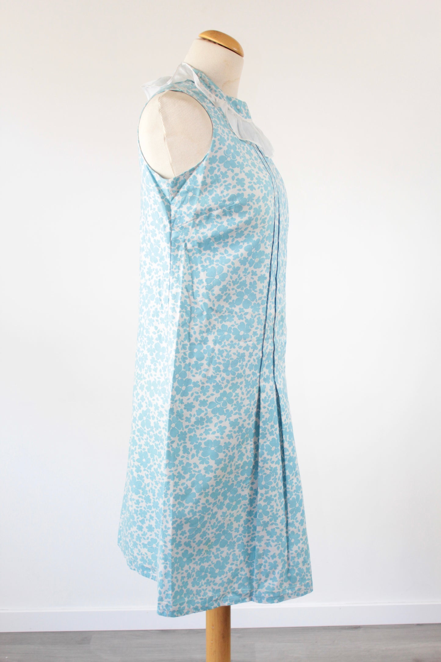 Robe vintage bleue motifs fleurs et col volant transparent