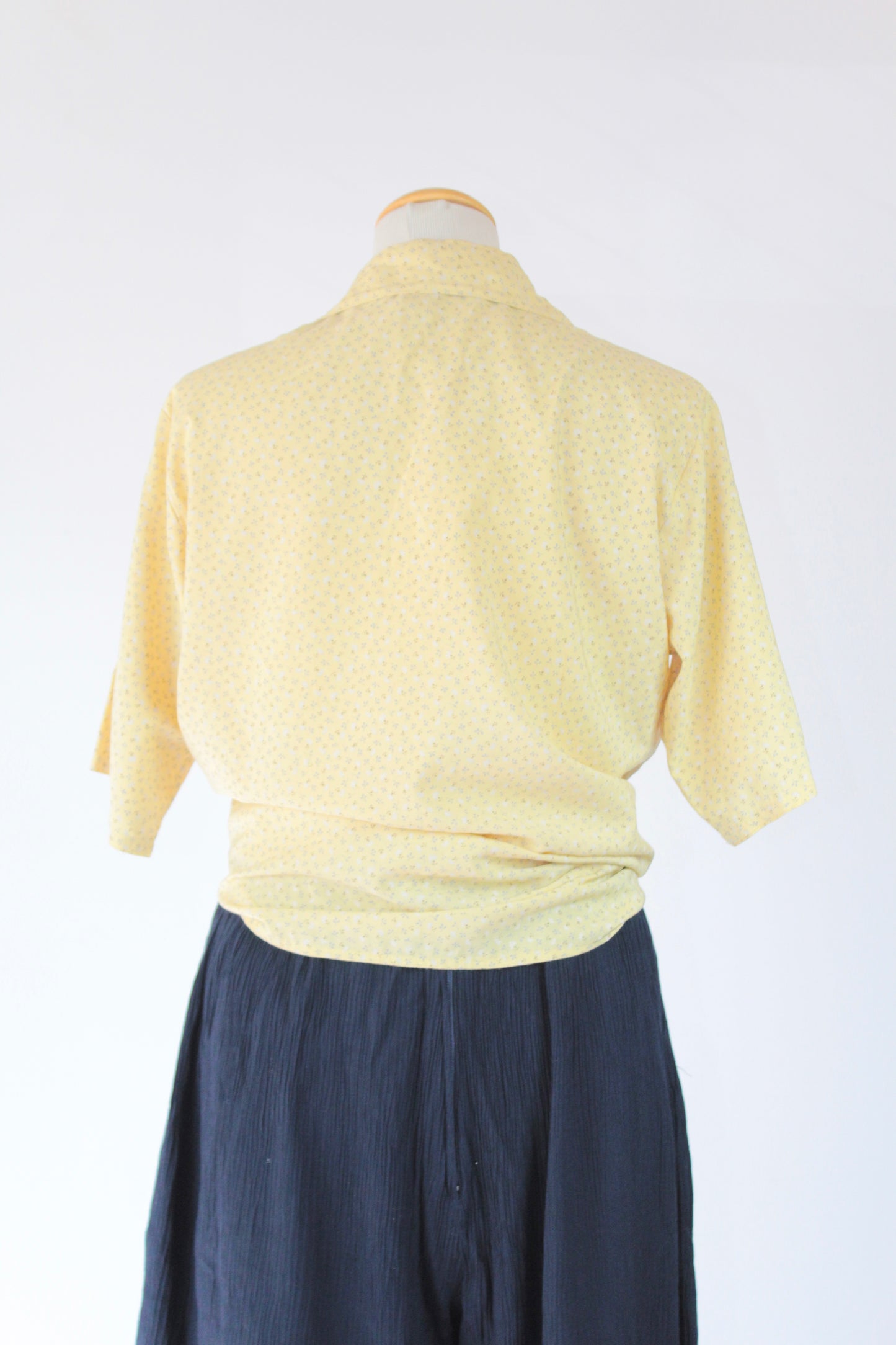 Chemise vintage jaune à petites fleurs manches courtes