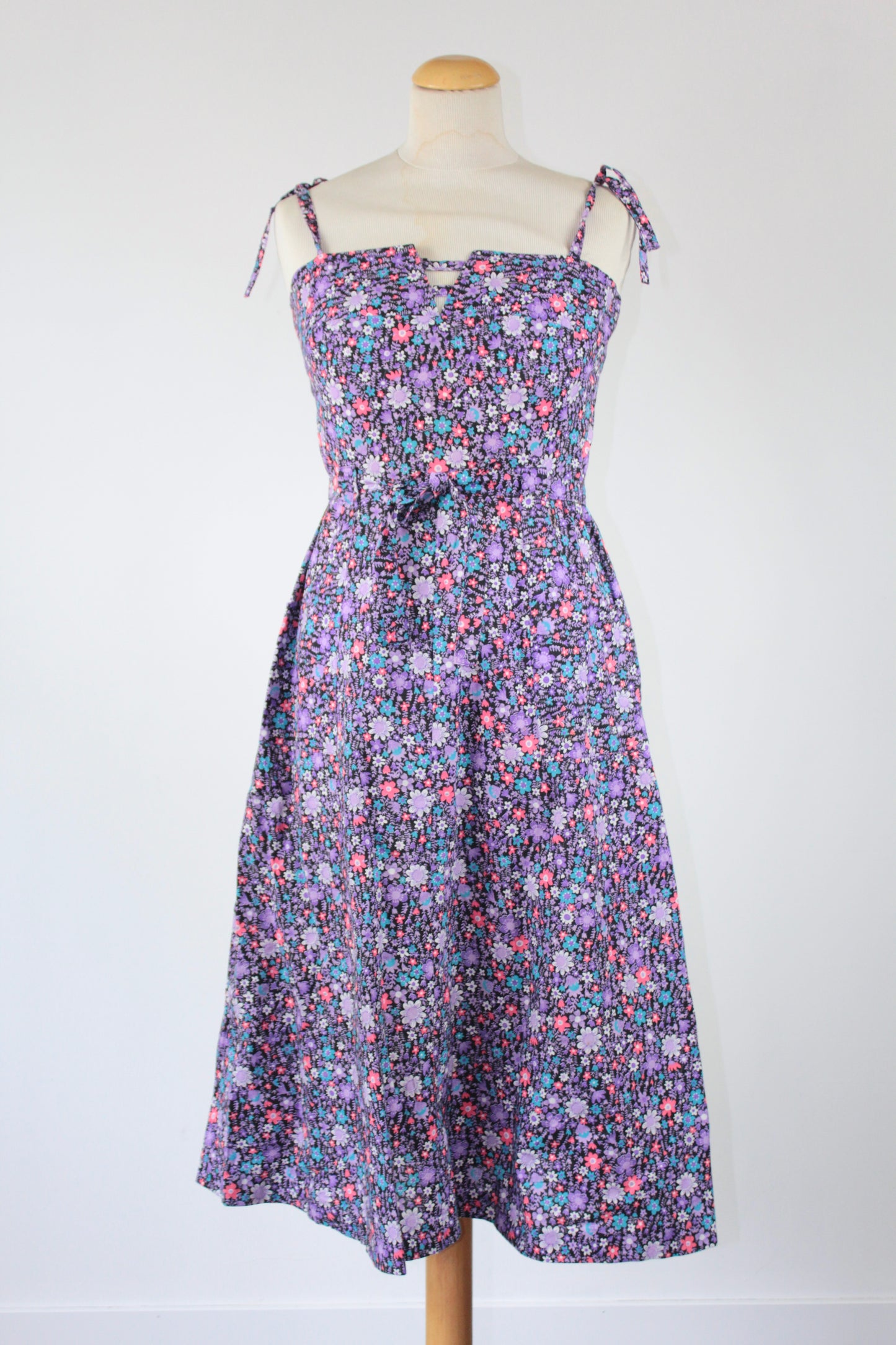 Robe vintage à bretelles motifs petites fleurs violettes