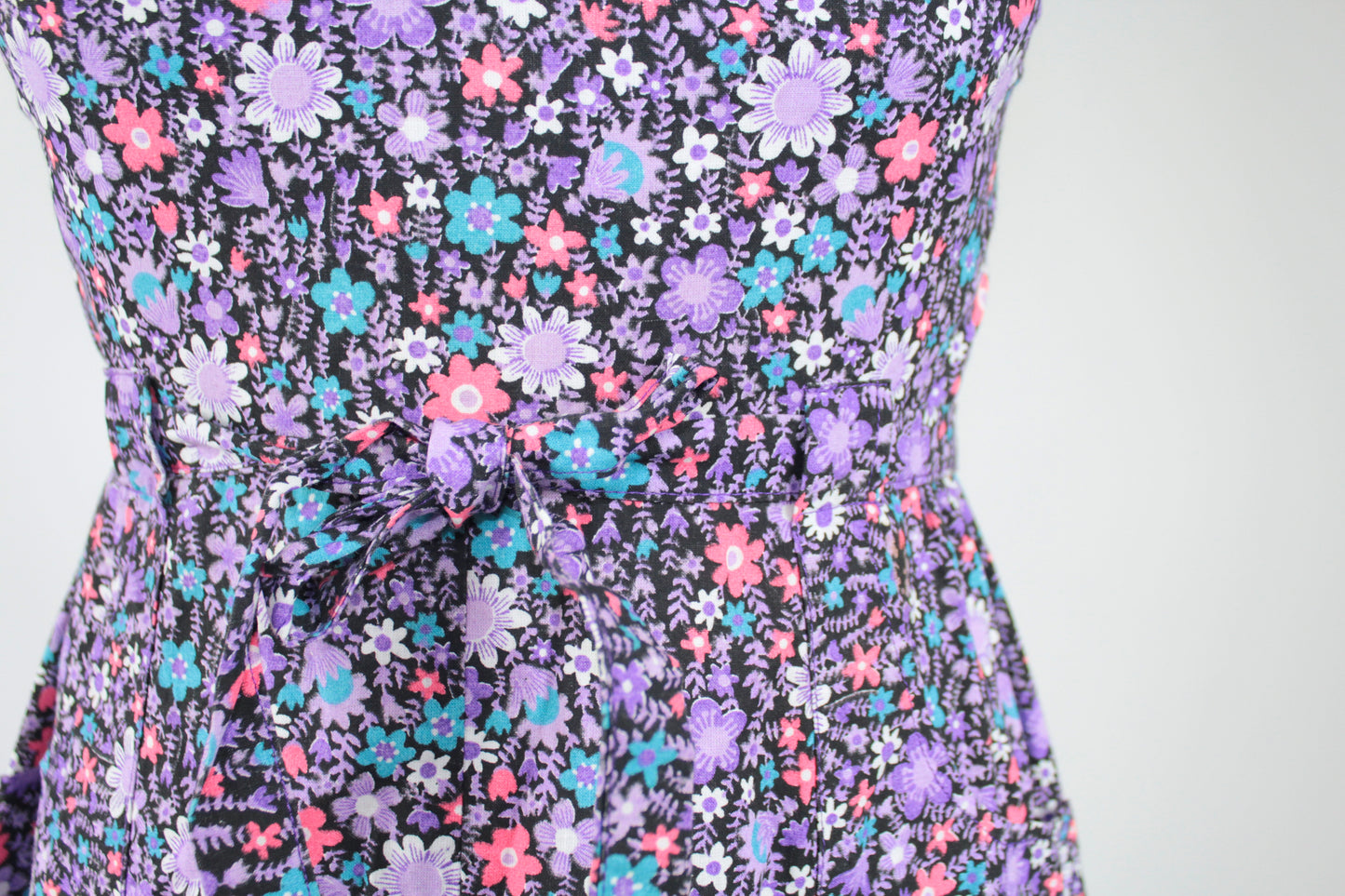 Robe vintage à bretelles motifs petites fleurs violettes