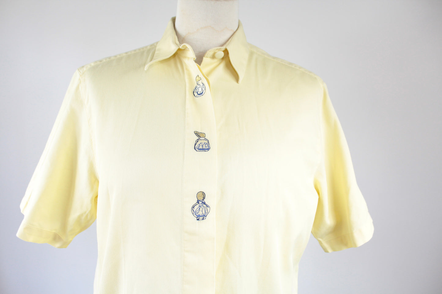 Chemise vintage jaune pâle manches courtes et broderies
