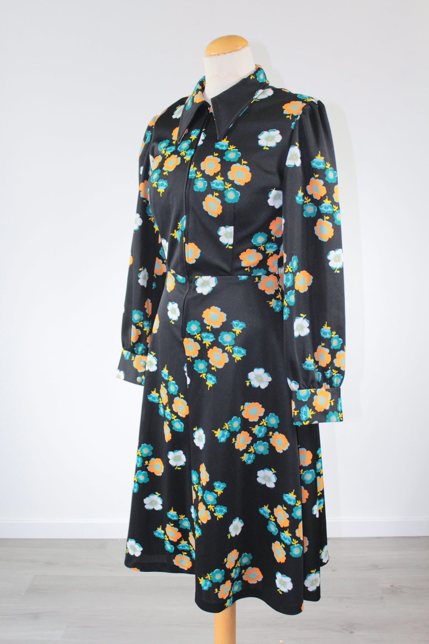 Robe vintage noire à motifs fleurs orange et bleu col pelle à tarte La friperie vintage