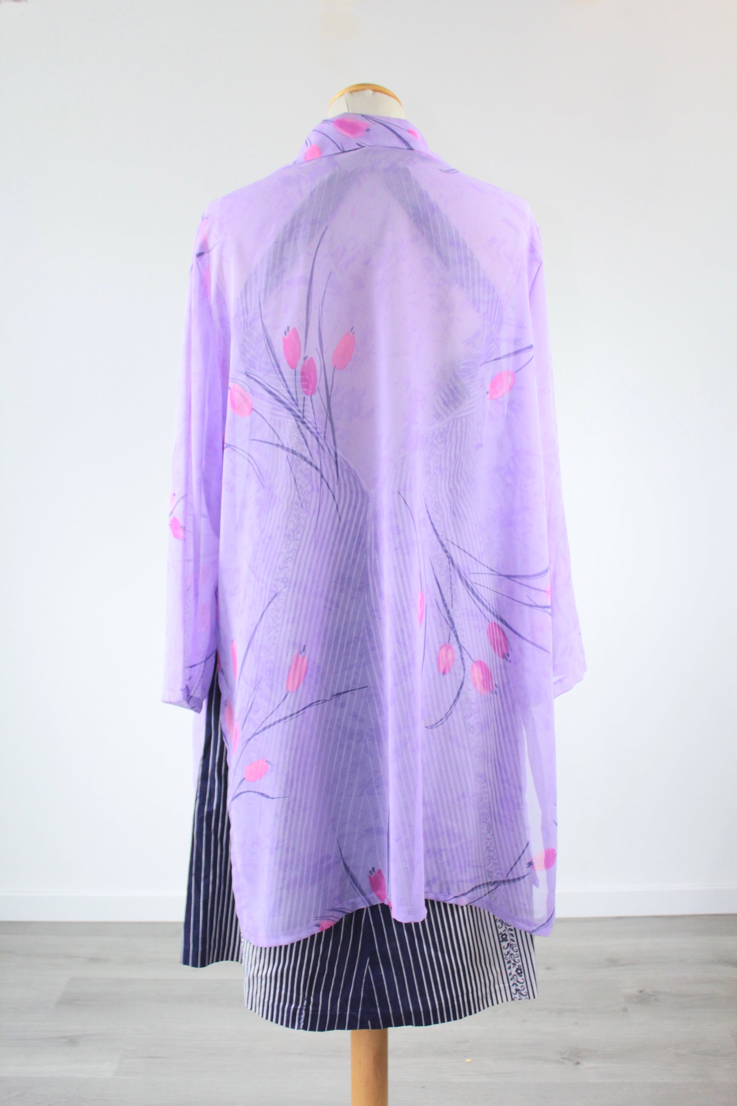 Chemise longue vintage violette transparente à motifs fleurs La friperie vintage