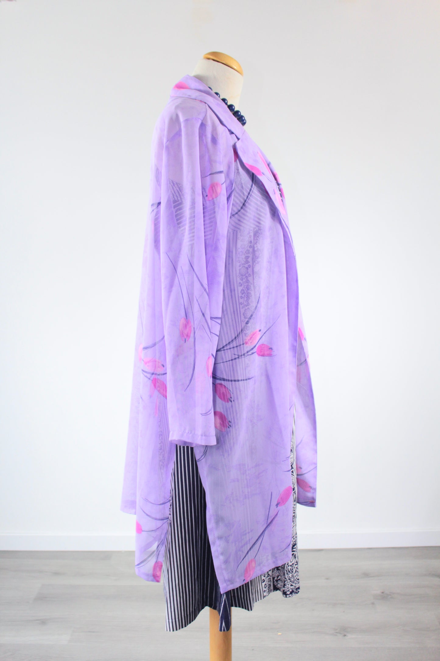 Chemise longue vintage violette transparente à motifs fleurs La friperie vintage